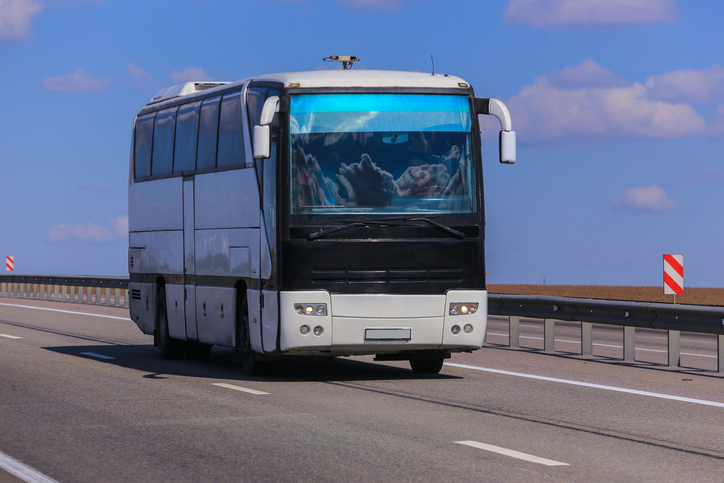 bus wycieczkowy na autostradzie